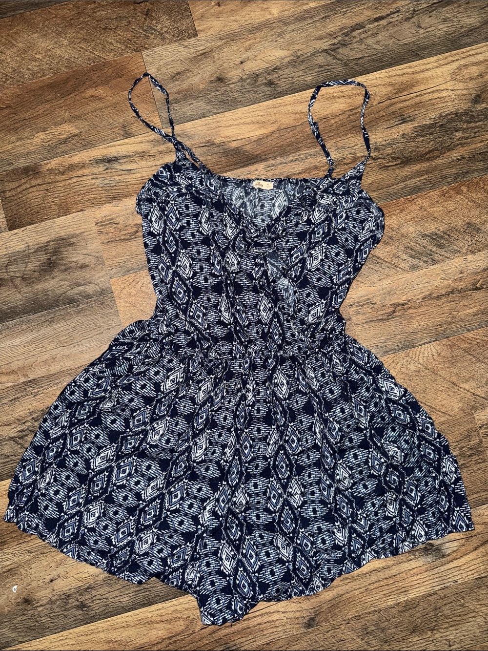 Hollister Women’s Navy & White Printed Spaghetti Strap V Neck Romper Size Medium